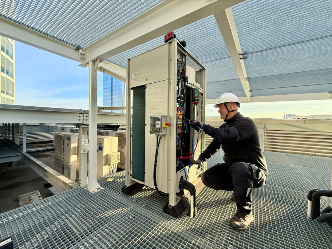 Technicien Emalec intervenant sur une installation de climatisation